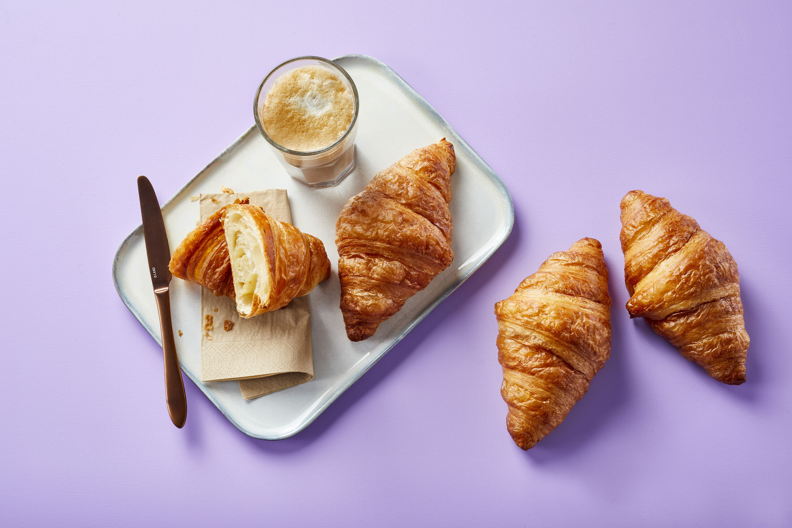 23240000 Premium Smørcroissant_High