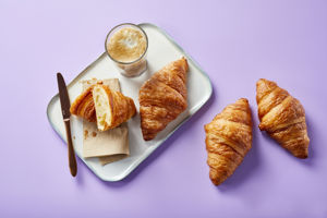 23240000 Premium Smørcroissant_High