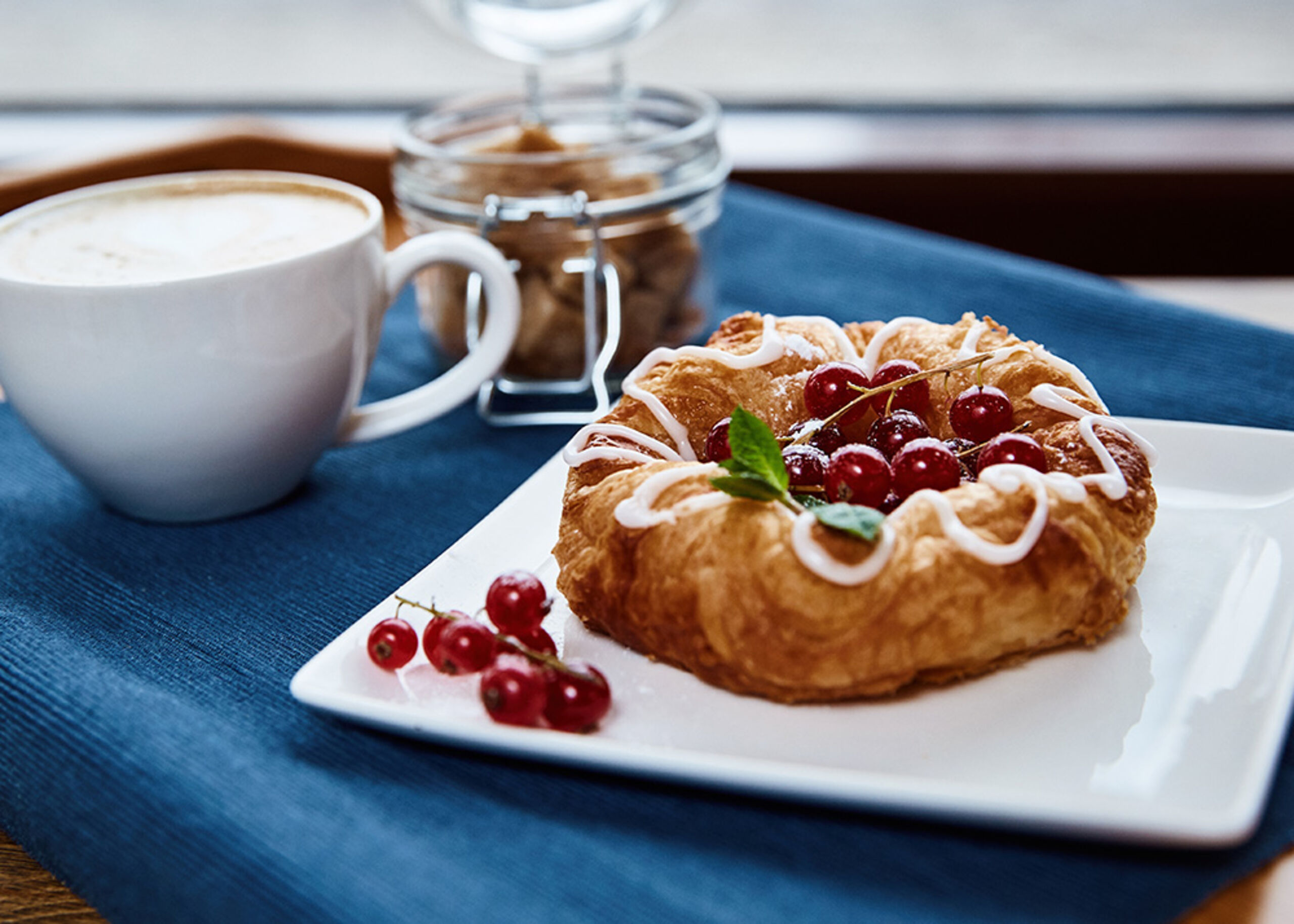 6103 Schulstad Raspberry Crown Topped with Currants