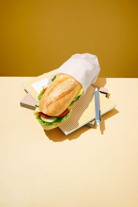 15470000_HALF-FRANS-STOKBROOD-WIT-27CM_ARTISTIEKE-SFEER_STAAND_v1