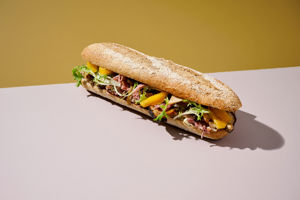 223821_HALF-STOKBROOD-BRUIN-26cm_RECEPT-WINTER_GESLOTEN_LIGGEND