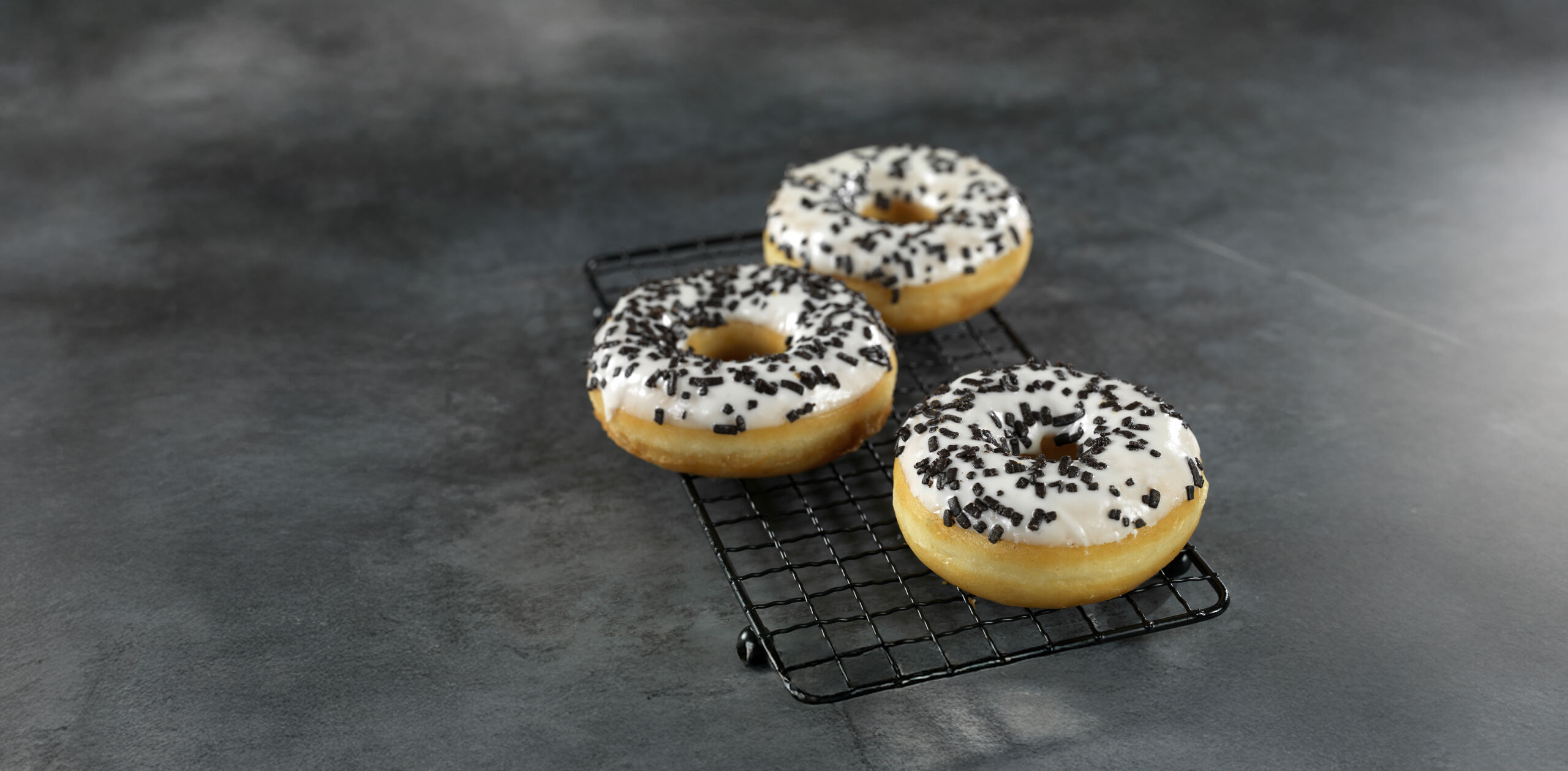 5444732 donut vanilje og sjokoladesmak bredde2