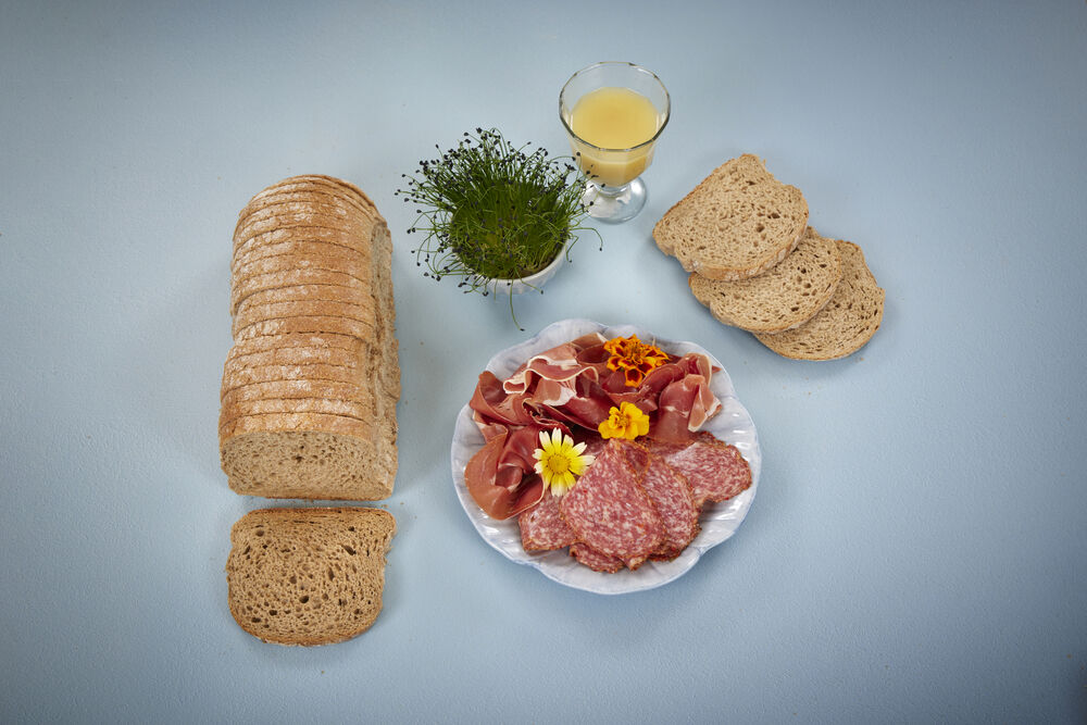 6834824 Skåret grovt bondbrød spekeskinke b hig