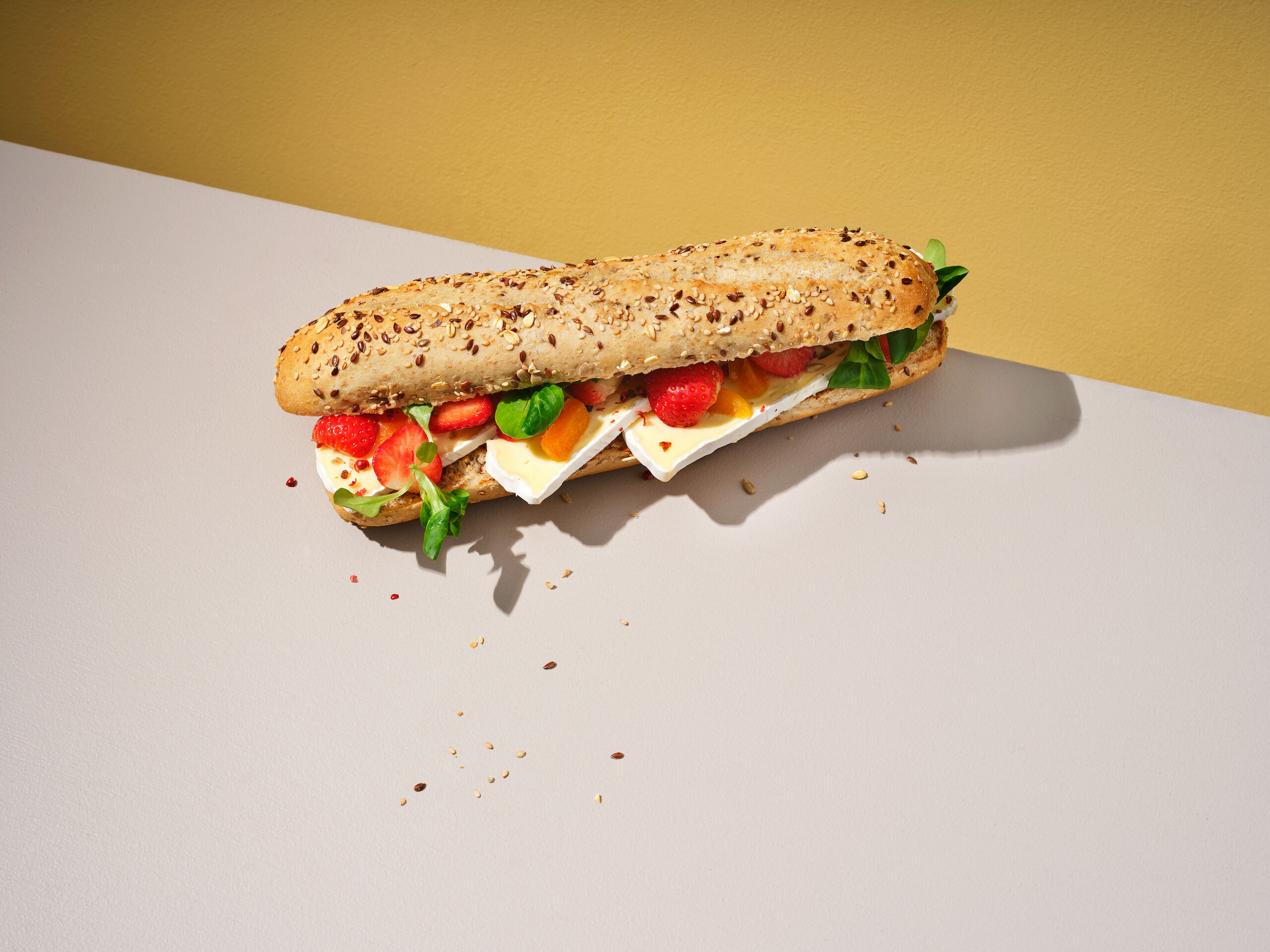 223369_PLUS-FITNESS-HALF-STOKBROOD-26-cm_RECEPT-FITNESS-CROSTINI-BRIE_LIGGEND_DICHT_v1