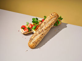 223369_PLUS-FITNESS-HALF-STOKBROOD-26-cm_RECEPT-FITNESS-CROSTINI-BRIE_LIGGEND_v1