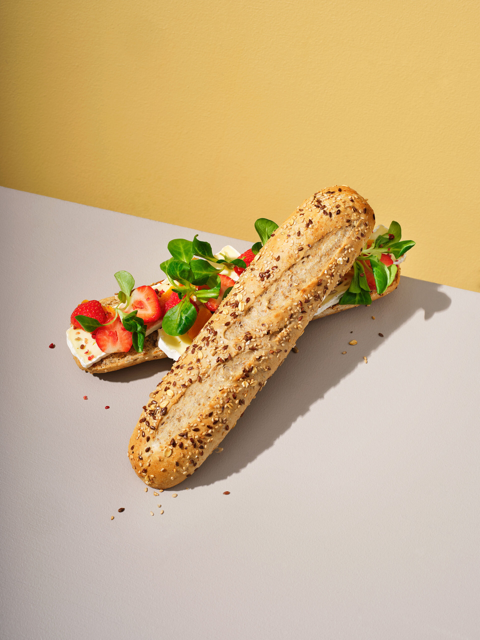 223369_PLUS-FITNESS-HALF-STOKBROOD-26-cm_RECEPT-FITNESS-CROSTINI-BRIE_STAAND_v1