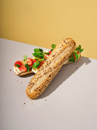 223369_PLUS-FITNESS-HALF-STOKBROOD-26-cm_RECEPT-FITNESS-CROSTINI-BRIE_STAAND_v1