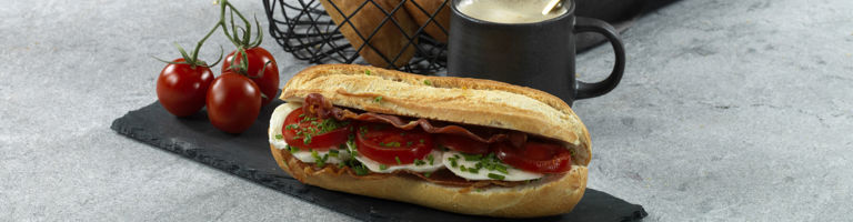 1920x500-5356977 Baguette fin 90g mozzarella tomat og bacon