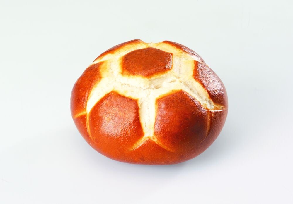 Pretzel Football Roll 70g fully baked