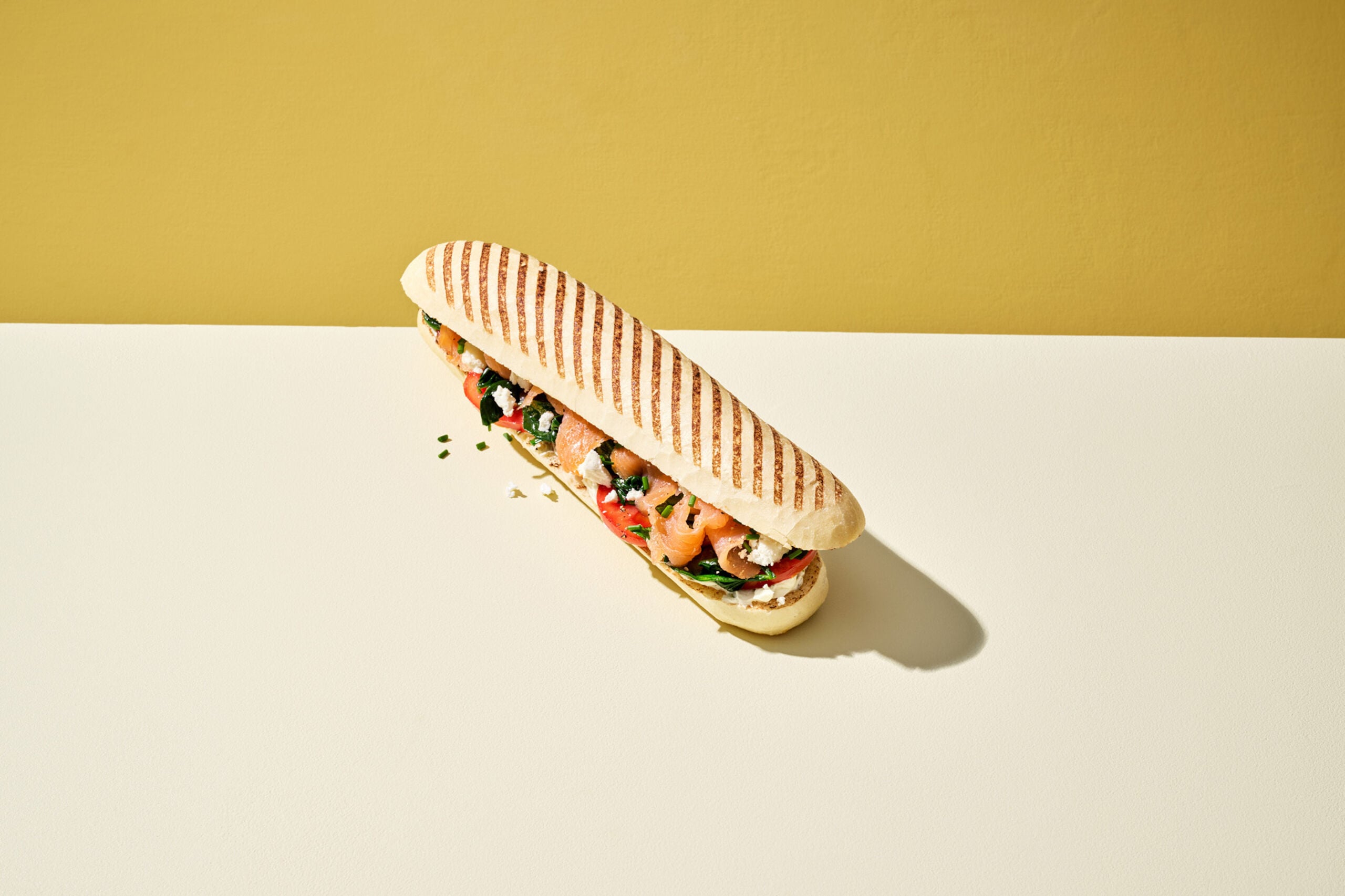 225103_PANINI-NATUREL-GEGRILD-26CM_RECEPT_PANINI-GEROOKTE-ZALM_Liggend_closed_LR