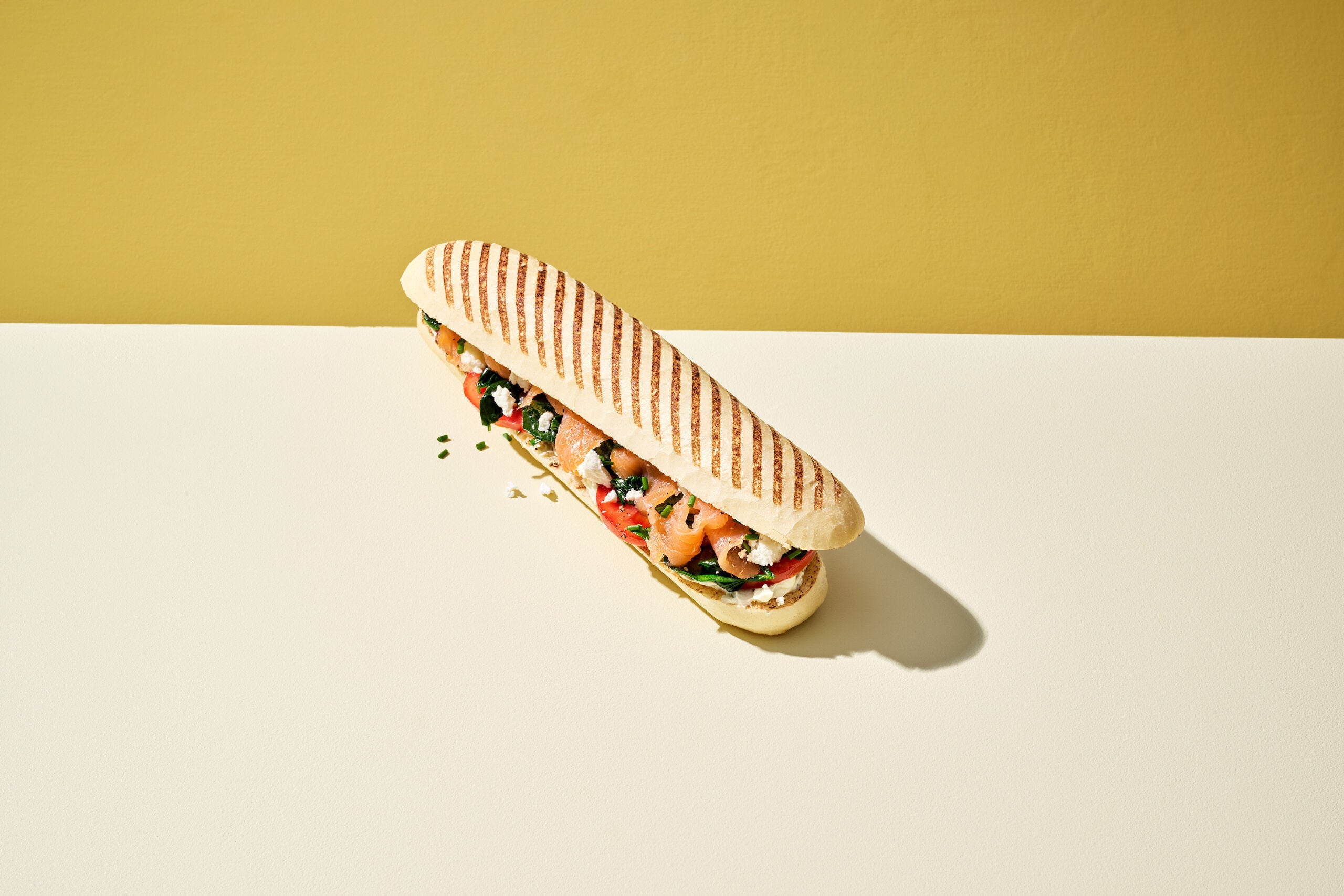 225103_PANINI-NATUREL-GEGRILD-26CM_RECEPT_PANINI-GEROOKTE-ZALM_Liggend_closed_v1