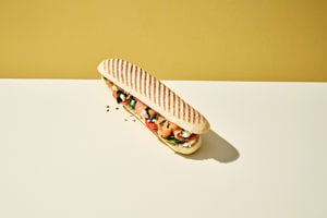 225103_PANINI-NATUREL-GEGRILD-26CM_RECEPT_PANINI-GEROOKTE-ZALM_Liggend_closed_v1