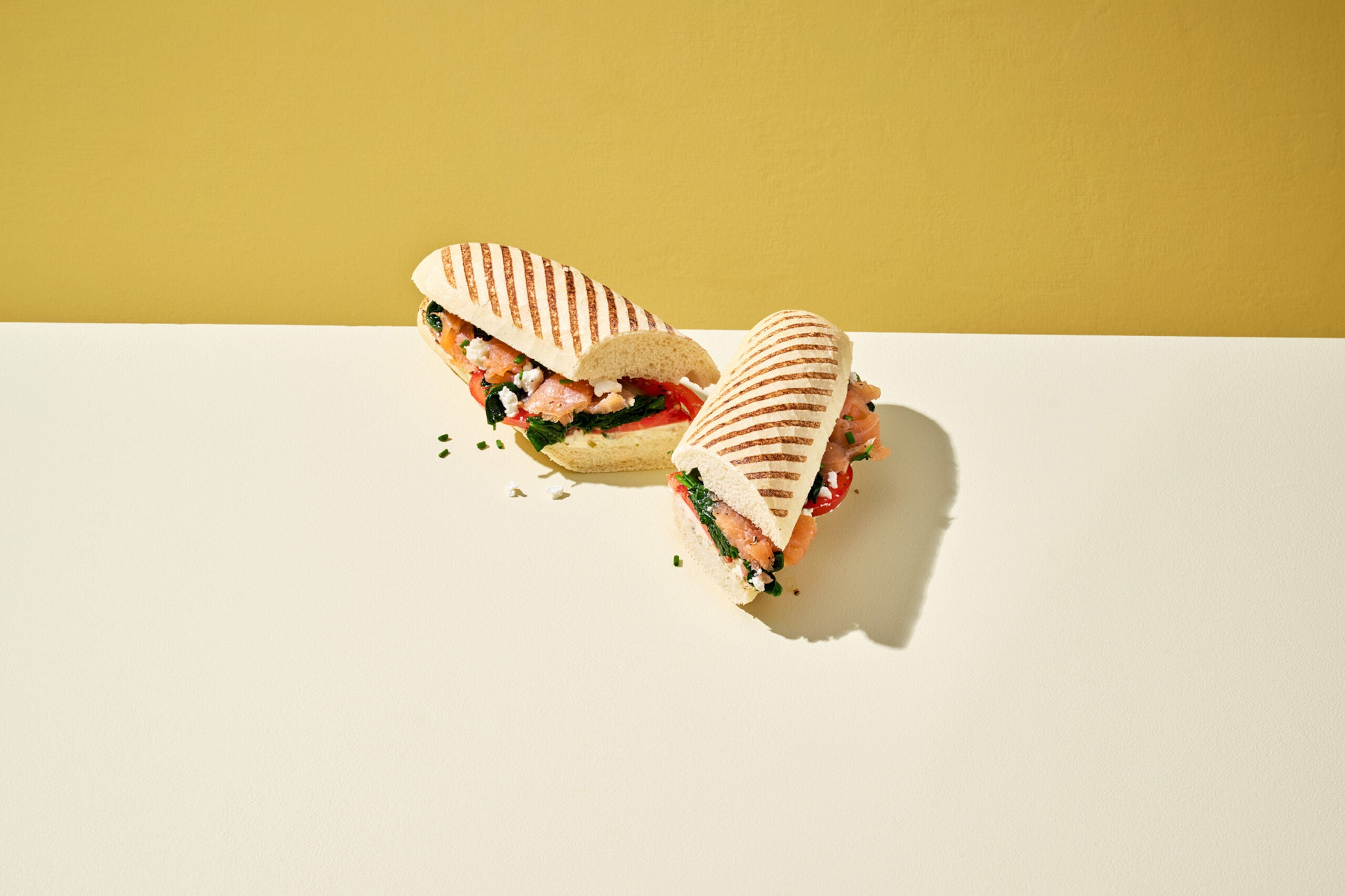 225103_PANINI-NATUREL-GEGRILD-26CM_RECEPT_PANINI-GEROOKTE-ZALM_liggend_Cut_LR