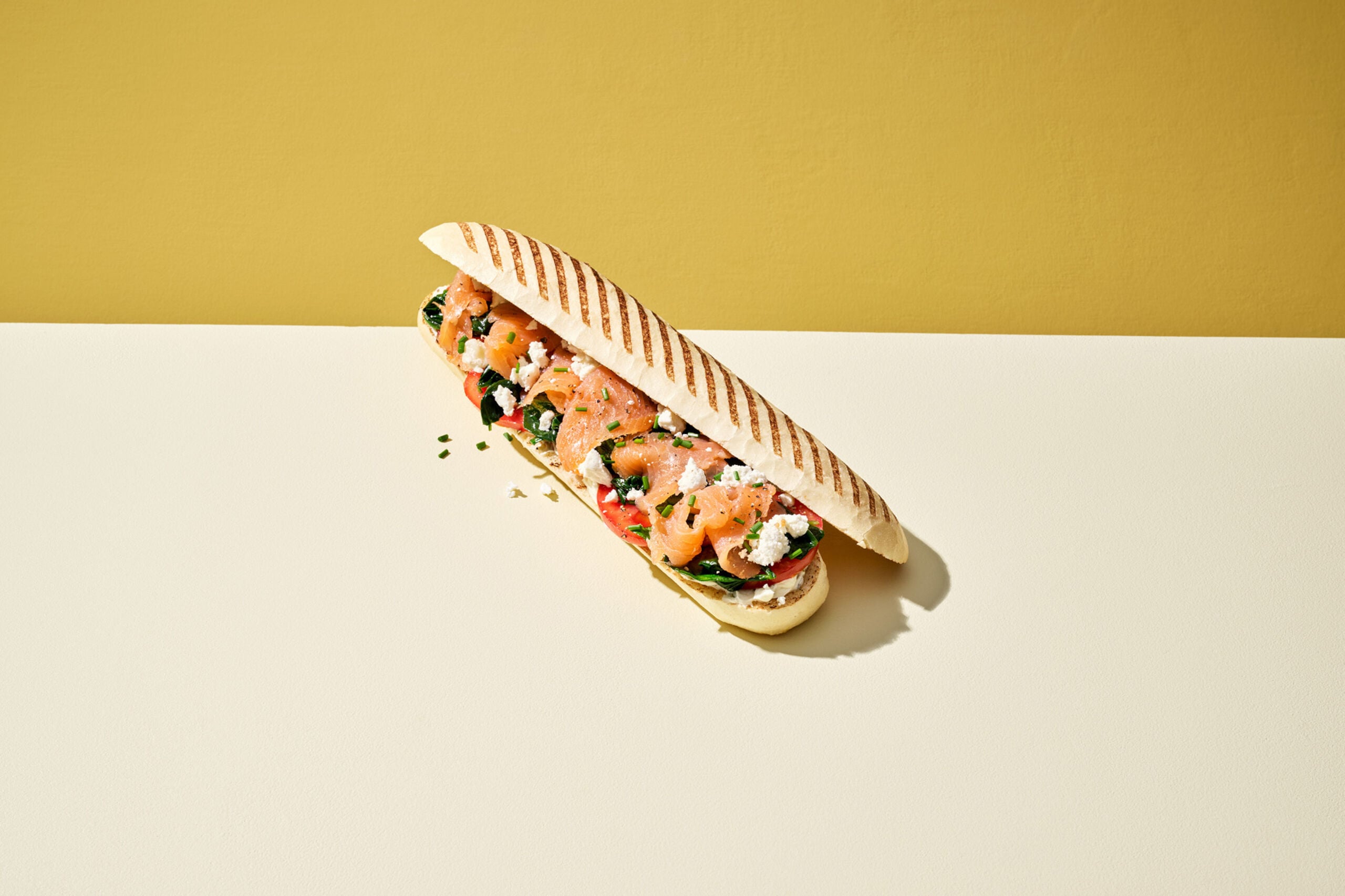 225103_PANINI-NATUREL-GEGRILD-26CM_RECEPT_PANINI-GEROOKTE-ZALM_Liggend_open_LR