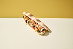 225103_PANINI-NATUREL-GEGRILD-26CM_RECEPT_PANINI-GEROOKTE-ZALM_Liggend_open_v1