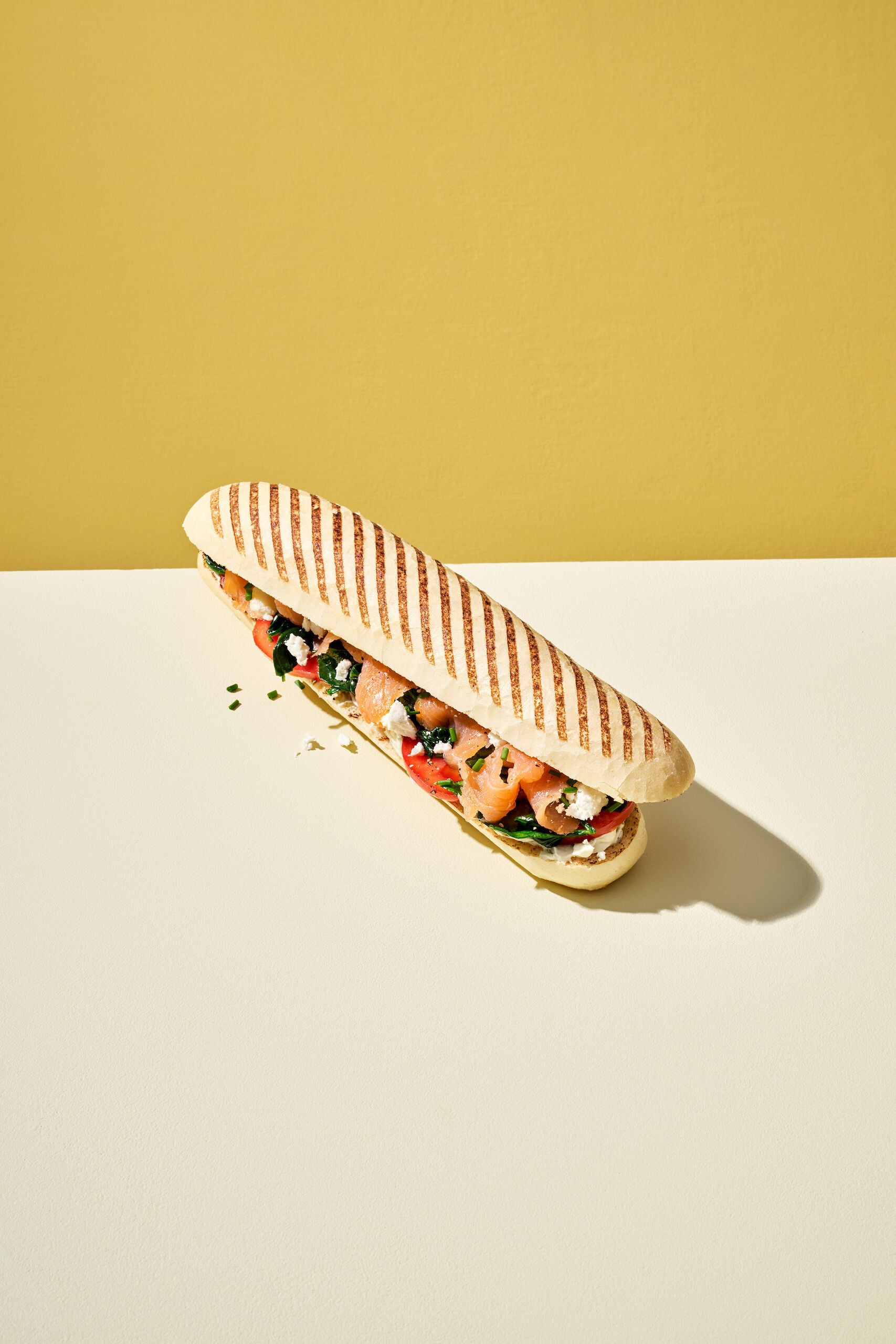 225103_PANINI-NATUREL-GEGRILD-26CM_RECEPT_PANINI-GEROOKTE-ZALM_Staand_closed_v1