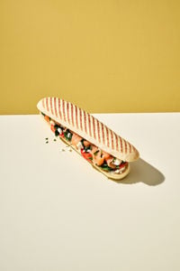 225103_PANINI-NATUREL-GEGRILD-26CM_RECEPT_PANINI-GEROOKTE-ZALM_Staand_closed_v1