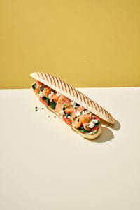 225103_PANINI-NATUREL-GEGRILD-26CM_RECEPT_PANINI-GEROOKTE-ZALM_staand_open_LR