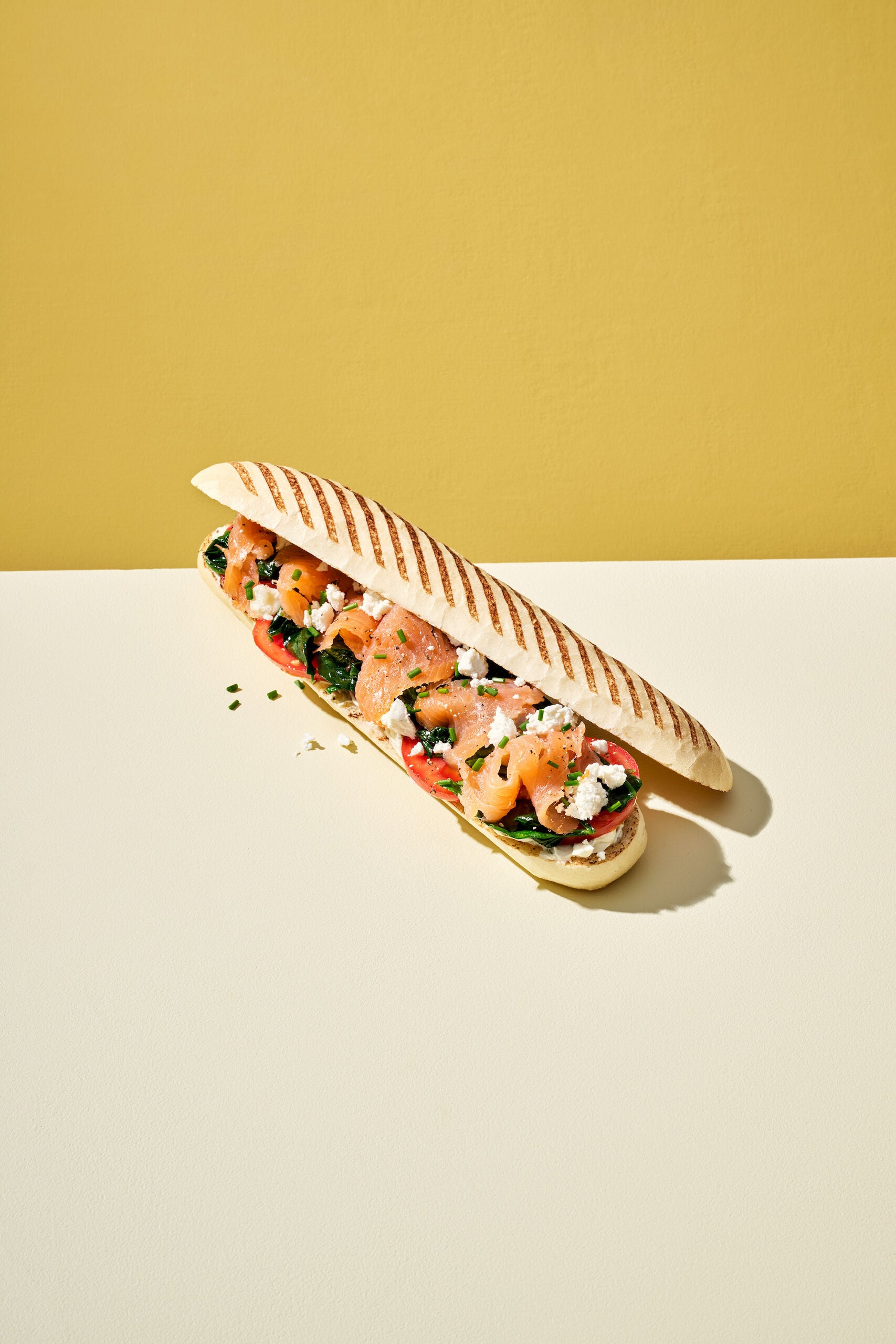 225103_PANINI-NATUREL-GEGRILD-26CM_RECEPT_PANINI-GEROOKTE-ZALM_staand_open_v1