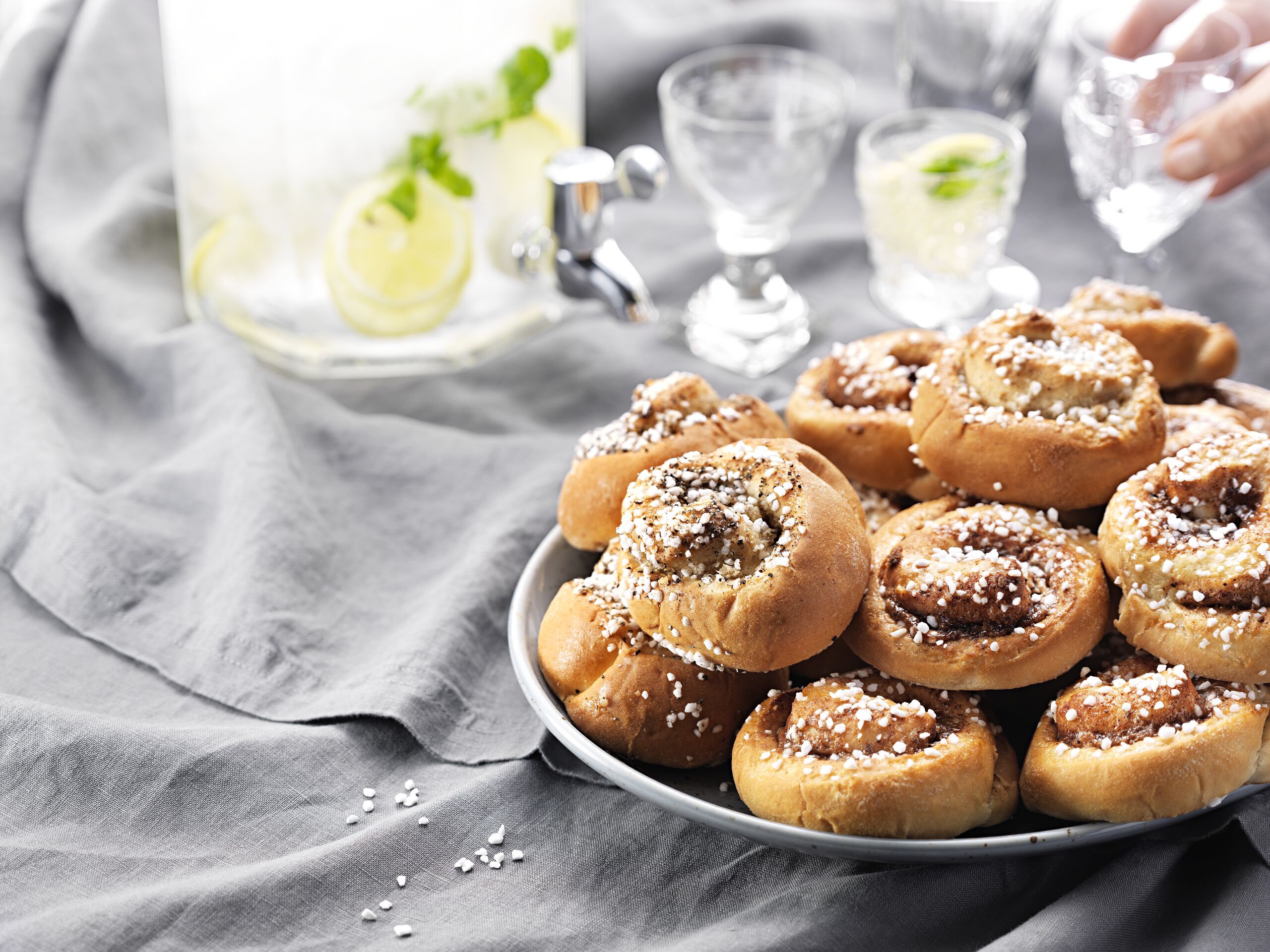 Hatting_kanelbulle_kardemumma_hand