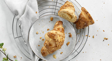 5672159 croissant mandel