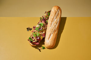 15470000_223282_HALF_PLUS_FRANS_STOKBROOD_WIT_PHILLY_CHEESE_STEAK_LIGGEND