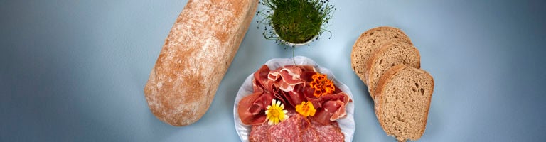 Grovt bondebrød tin server spekeskinke